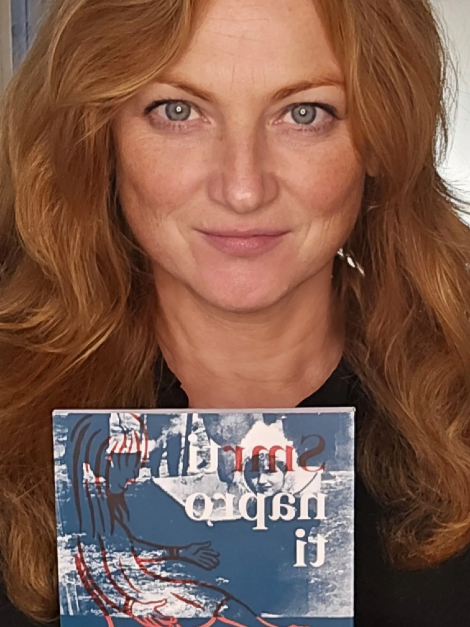 Blanka Hašková s knihou Smrti naproti
