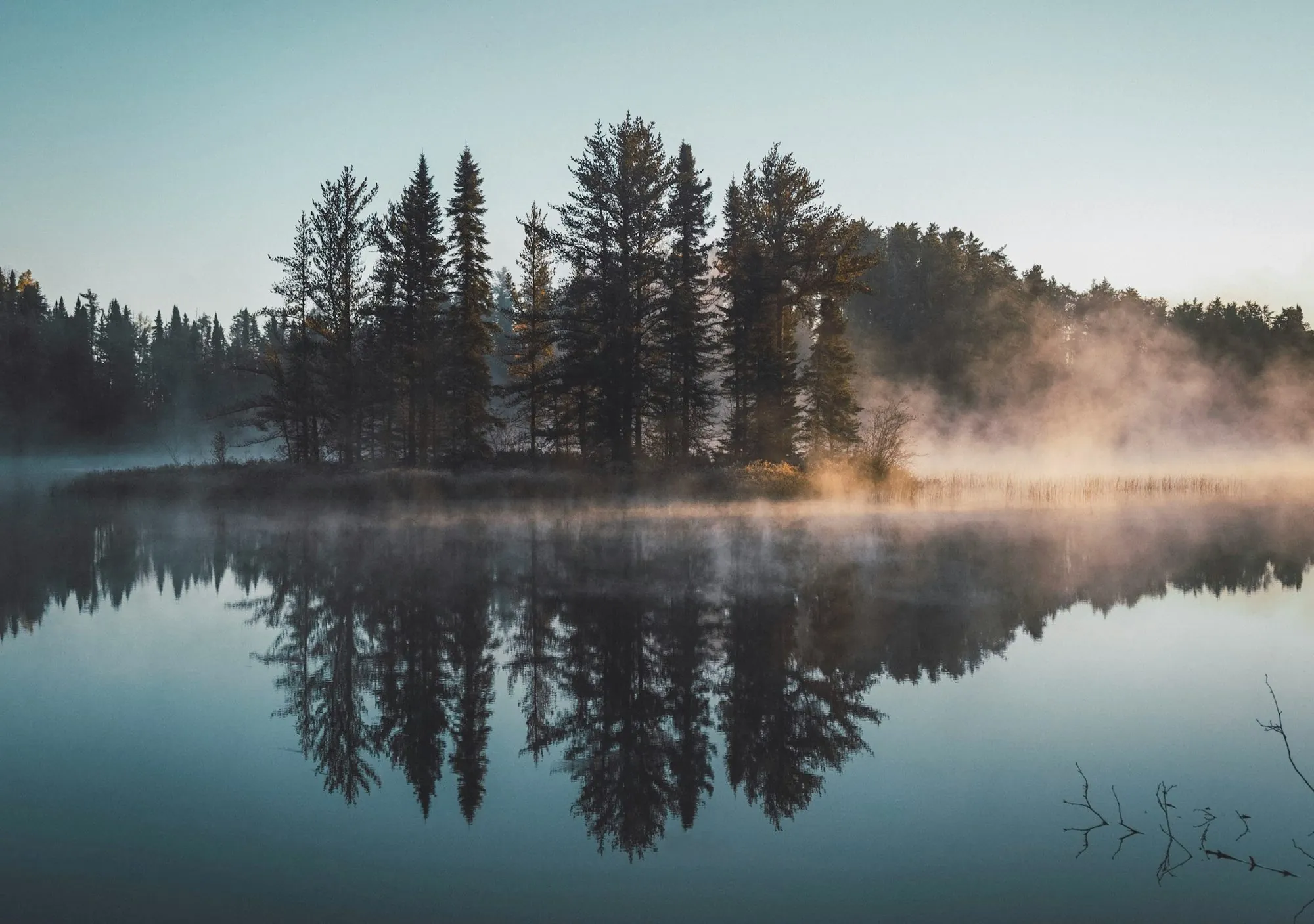 Mlžné jezero za úsvitu